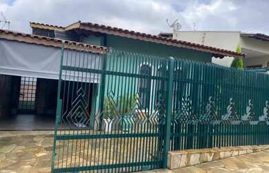 Imagem: A casa e possui 3 Dormitórios, Suítes, 2 Banheiros, 1 Vaga