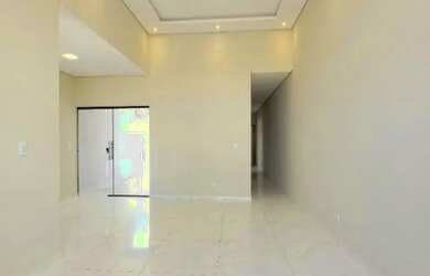 Imagem: A casa possui 3 Dormitórios, 1 Banheiro, 2 Vagas na garagem