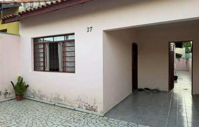 Imagem: A casa possui 2 Dormitórios, 1 Banheiro, 1 Vaga na garagem