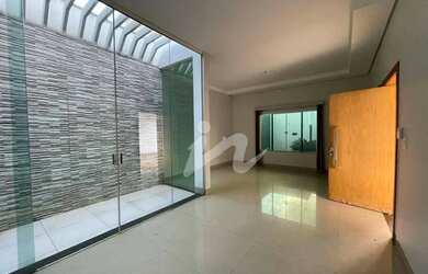 Imagem: A casa possui 3 Dormitórios, 3 Banheiros, 4 Vagas na garagem