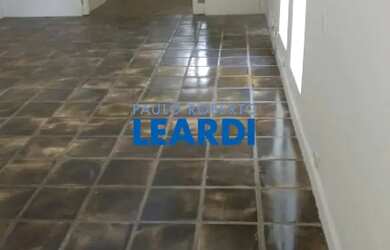 Imagem: O depósito possui 3 Vagas na garagem, 300m² de Área e está