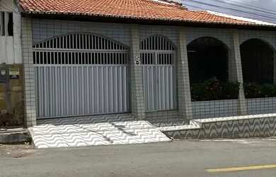 Imagem: A casa possui 4 Dormitórios, 4 Banheiros, 3 Vagas na garagem