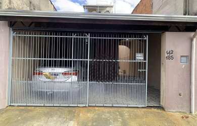 Imagem: A casa possui 2 Dormitórios, 2 Banheiros, 2 Vagas na garagem