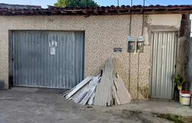 Imagem: A casa possui 4 Dormitórios, 2 Banheiros, 250m² de Área e