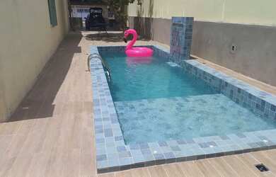 Imagem: A casa possui 2 Dormitórios, Acomodam 8 pessoas, 3 Vagas na