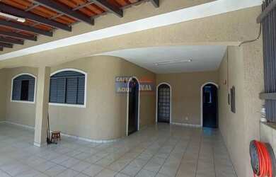 Imagem: A casa possui 4 Dormitórios, 5 Banheiros, 4 Vagas na garagem