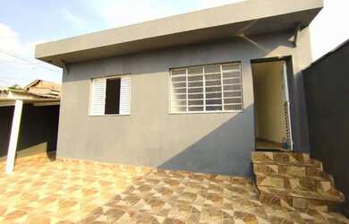 Imagem: A casa possui 2 Dormitórios, 1 Banheiro, 2 Vagas na garagem