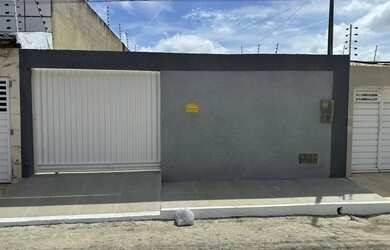 Imagem: A casa possui 3 Dormitórios, 2 Banheiros, 1 Vaga na garagem