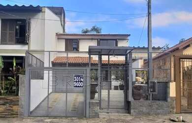 Imagem: A casa possui 4 Dormitórios, 3 Banheiros, 2 Vagas na garagem