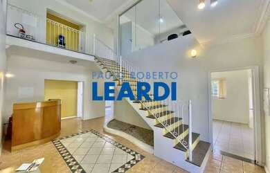 Imagem: O depósito possui 5 Vagas na garagem e 229m² de Área e está