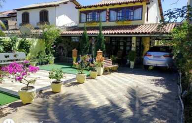 Imagem: A casa possui 4 Dormitórios, 2 Banheiros, 5 Vagas na garagem