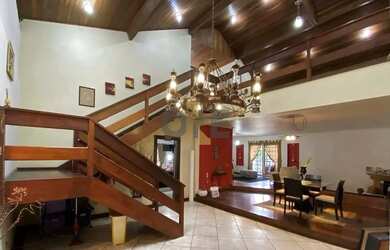 Imagem: A casa em condomínio possui 4 Dormitórios, 5 Banheiros, 4