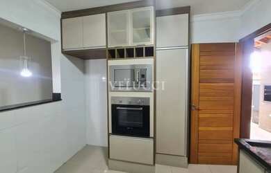 Imagem: A casa possui 3 Dormitórios, 3 Banheiros, 4 Vagas na garagem