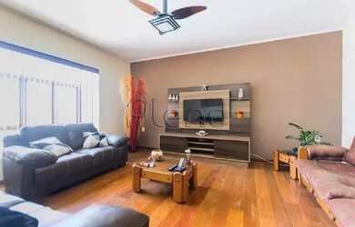 Imagem: A casa possui 4 Dormitórios, 2 Banheiros, 5 Vagas na garagem