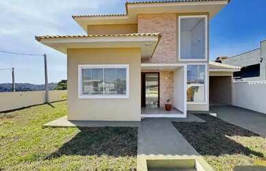 Imagem: A casa possui 4 Dormitórios, 1 Banheiro, 1 Vaga na garagem