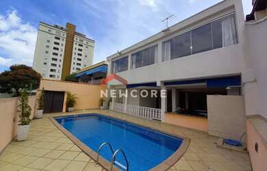 Imagem: A casa possui 4 Dormitórios, 5 Banheiros, 5 Vagas na garagem