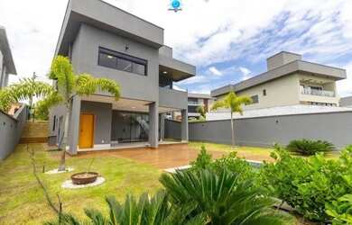 Imagem: A casa possui 4 Dormitórios, 1 Banheiro, 2 Vagas na garagem