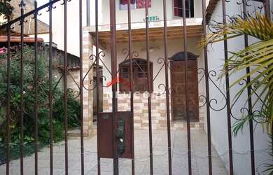 Imagem: A casa possui 3 Dormitórios, 1 Banheiro, 1 Vaga na garagem