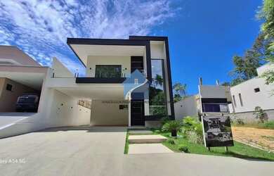 Imagem: A casa possui 3 Dormitórios, 5 Banheiros, 4 Vagas na garagem