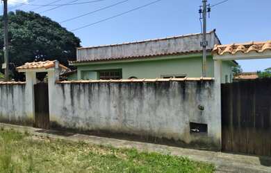 Imagem: A casa possui 2 Dormitórios, 1 Banheiro, 2 Vagas na garagem