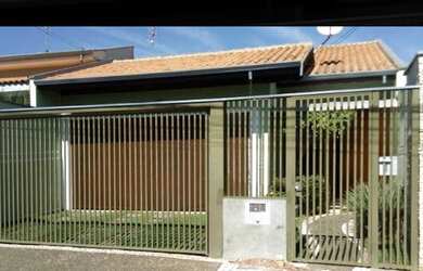 Imagem: A casa possui 3 Dormitórios, 2 Banheiros, 2 Vagas na garagem