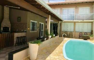 Imagem: A casa possui 3 Dormitórios, 2 Banheiros, 3 Vagas na garagem