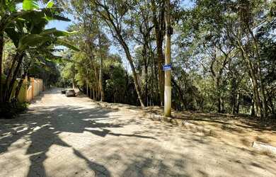 Imagem: O terreno possui 936m² de Área e está localizado em Embu