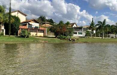 Imagem: A casa possui 3 Dormitórios, 2 Banheiros, 1000m² de Área