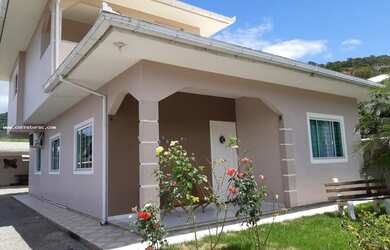 Imagem: A casa possui 3 Dormitórios, 3 Banheiros, 2 Vagas na garagem