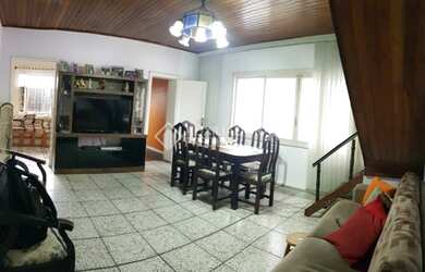 Imagem: A casa possui 3 Dormitórios, 1 Banheiro, 5 Vagas na garagem