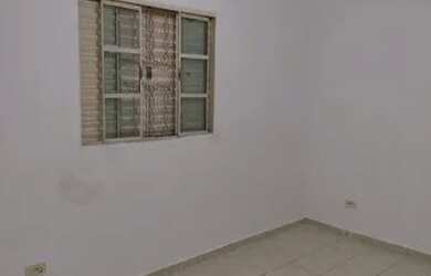 Imagem: A casa possui 2 Dormitórios, 1 Banheiro, 2 Vagas na garagem