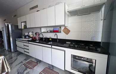 Imagem: A casa possui 2 Dormitórios, 2 Banheiros, 4 Vagas na garagem