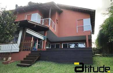 Imagem: A casa possui 4 Dormitórios, 3 Banheiros, 5 Vagas na garagem