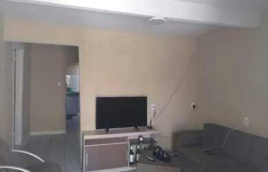 Imagem: A casa possui 3 Dormitórios, 2 Banheiros, 2 Vagas na garagem