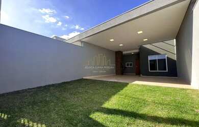 Imagem: A casa possui 3 Dormitórios, 2 Banheiros, 4 Vagas na garagem