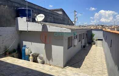 Imagem: A casa possui 2 Dormitórios, 1 Banheiro, 2 Vagas na garagem