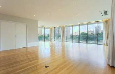 Imagem 2: 570m² 4 Suítes 4 Vagas. Piscina, Varanda, Guarda roupae570m² de Área