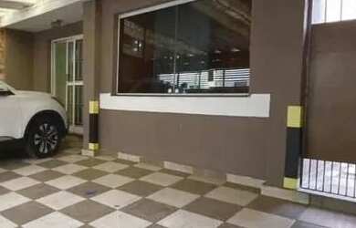 Imagem: A casa possui 3 Dormitórios, 1 Banheiro, 1 Vaga na garagem