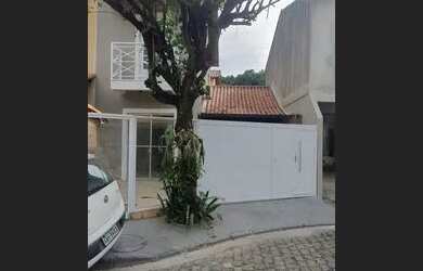 Imagem: A casa em condomínio possui 3 Dormitórios, 2 Banheiros, 1