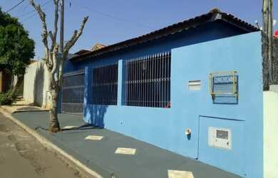 Imagem: A casa possui 3 Dormitórios, 2 Banheiros, 3 Vagas na garagem