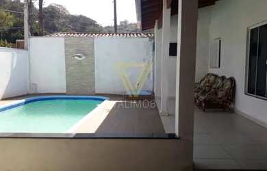 Imagem: A casa possui 4 Dormitórios, 2 Banheiros, 2 Vagas na garagem