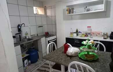 Imagem: A casa possui 1 Dormitório, 1 Banheiro, 1 Vaga na garagem e