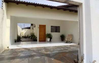 Imagem: A casa possui 3 Dormitórios, 2 Banheiros, 2 Vagas na garagem