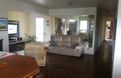 Imagem: A casa possui 4 Dormitórios, 3 Banheiros, 5 Vagas na garagem