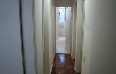 Imagem 2: Apartamento de sala e três quartos, em rua tranquila de Copacabana