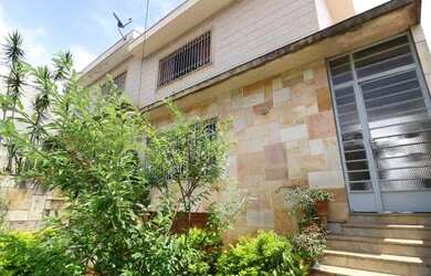 Imagem: A casa possui 3 Dormitórios, 4 Banheiros, 5 Vagas na garagem