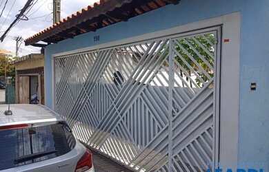 Imagem: A casa possui 2 Dormitórios, 2 Banheiros, 2 Vagas na garagem
