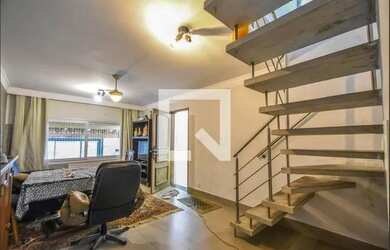 Imagem: A casa possui 2 Dormitórios, 1 Banheiro, 2 Vagas na garagem