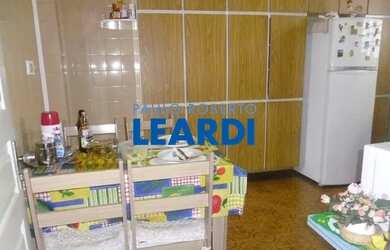 Imagem: A casa possui 2 Dormitórios, 2 Banheiros, 2 Vagas na garagem