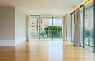 Imagem 3: 570m² 4 Suítes 4 Vagas. Piscina, Varanda, Guarda roupae570m² de Área